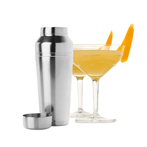 The silver Omaha Shaker with 2 garnished cocktails