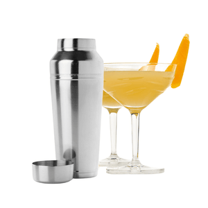 The silver Omaha Shaker with 2 garnished cocktails