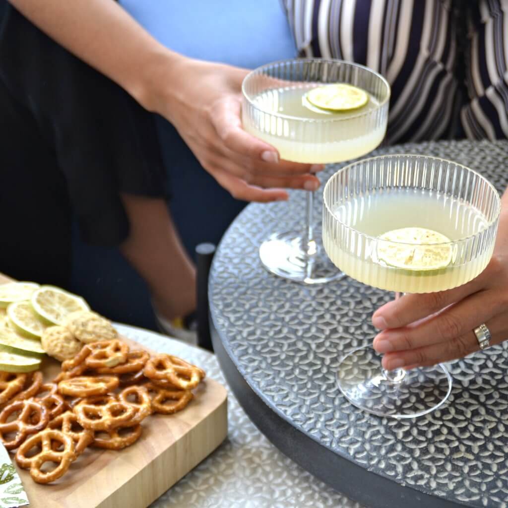 Girl'shands with gimlet cocktails 